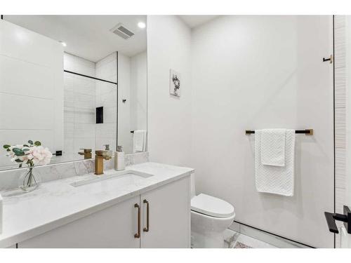 500 30 Avenue Ne, Calgary, AB - Indoor Photo Showing Bathroom