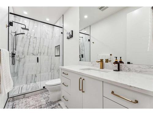 500 30 Avenue Ne, Calgary, AB - Indoor Photo Showing Bathroom