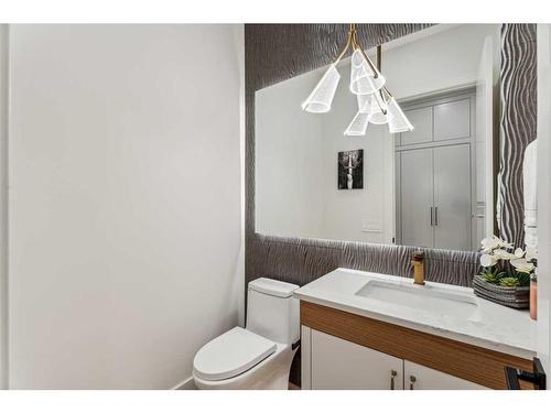 500 30 Avenue Ne, Calgary, AB - Indoor Photo Showing Bathroom