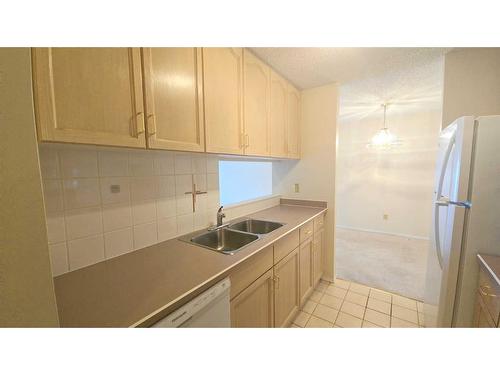 305-723 57 Avenue Sw, Calgary, AB - Indoor Photo Showing Kitchen With Double Sink