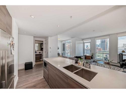 704-1501 6 Street Sw, Calgary, AB - Indoor Photo Showing Kitchen With Double Sink