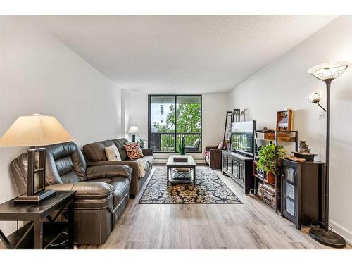 425-30 Mchugh Court Ne, Calgary, AB - Indoor Photo Showing Living Room