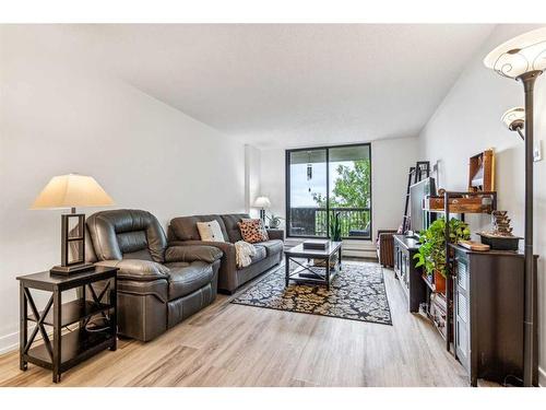 425-30 Mchugh Court Ne, Calgary, AB - Indoor Photo Showing Living Room