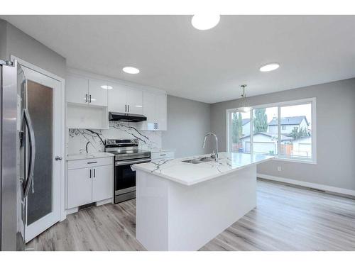 434 Coopers Drive Sw, Airdrie, AB - Indoor Photo Showing Kitchen With Upgraded Kitchen