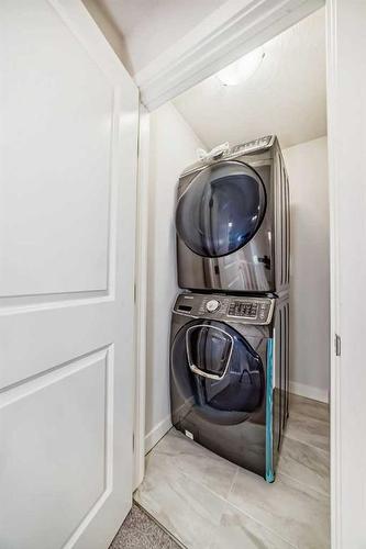 39 Corner Meadows Common Ne, Calgary, AB - Indoor Photo Showing Laundry Room