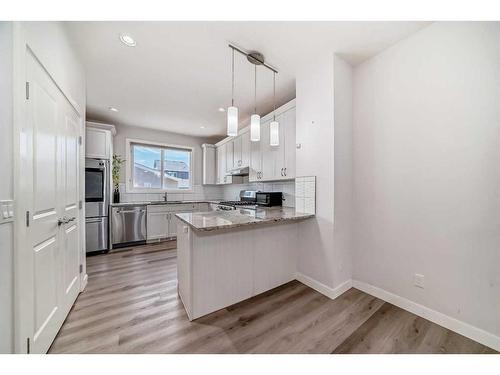 39 Corner Meadows Common Ne, Calgary, AB - Indoor Photo Showing Kitchen With Upgraded Kitchen