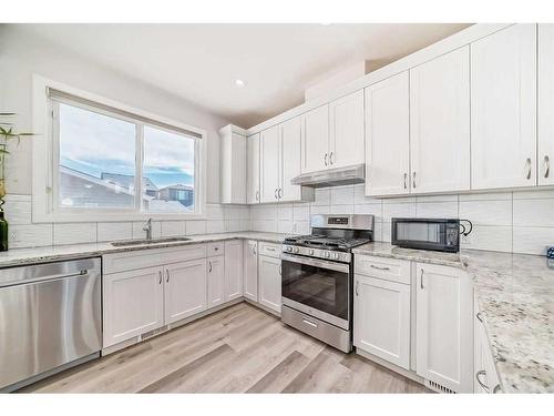 39 Corner Meadows Common Ne, Calgary, AB - Indoor Photo Showing Kitchen With Upgraded Kitchen