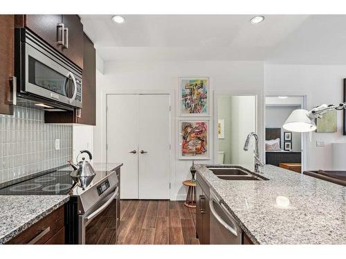 109-1730 5A Street Sw, Calgary, AB - Indoor Photo Showing Kitchen With Double Sink With Upgraded Kitchen