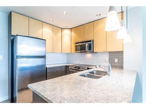 1205-788 12 Avenue Sw, Calgary, AB - Indoor Photo Showing Kitchen With Double Sink With Upgraded Kitchen