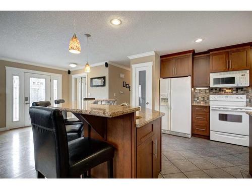 4820 41 Avenue Sw, Calgary, AB - Indoor Photo Showing Kitchen