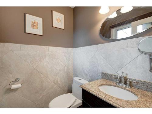 4820 41 Avenue Sw, Calgary, AB - Indoor Photo Showing Bathroom