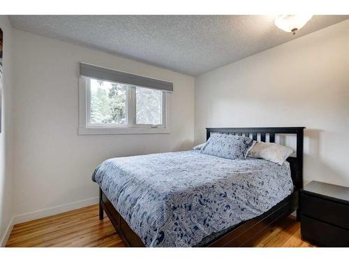 4820 41 Avenue Sw, Calgary, AB - Indoor Photo Showing Bedroom