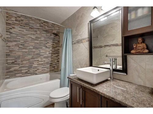 4820 41 Avenue Sw, Calgary, AB - Indoor Photo Showing Bathroom