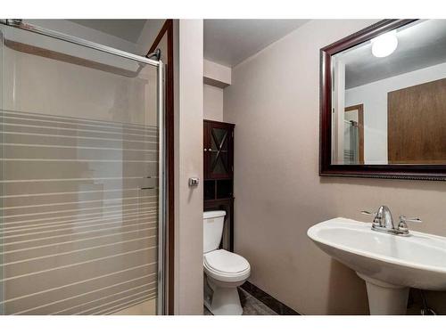 4820 41 Avenue Sw, Calgary, AB - Indoor Photo Showing Bathroom