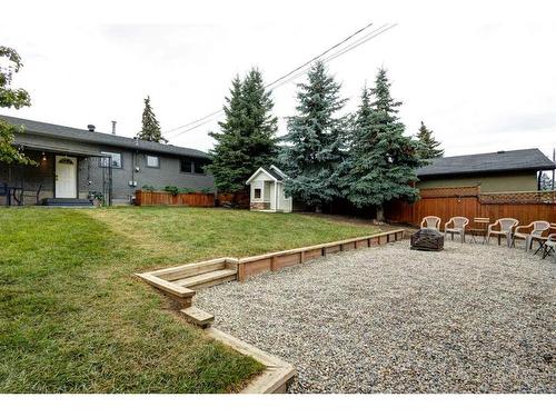 4820 41 Avenue Sw, Calgary, AB - Outdoor With Backyard