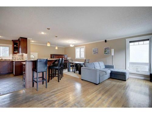 4820 41 Avenue Sw, Calgary, AB - Indoor Photo Showing Living Room