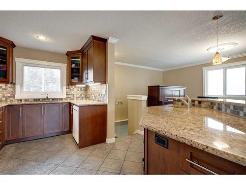 4820 41 Avenue Sw, Calgary, AB - Indoor Photo Showing Kitchen