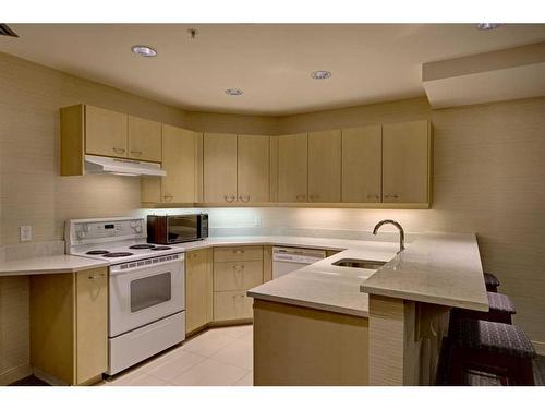 903-804 3 Avenue Sw, Calgary, AB - Indoor Photo Showing Kitchen