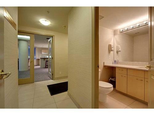 903-804 3 Avenue Sw, Calgary, AB - Indoor Photo Showing Bathroom