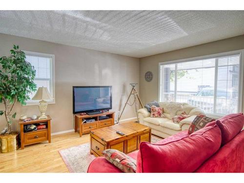 268 Stonemere Place, Chestermere, AB - Indoor Photo Showing Living Room