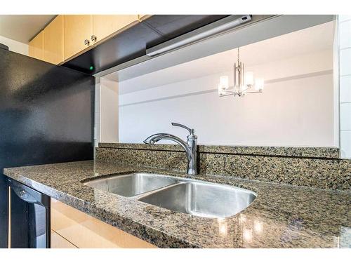 1303-225 25 Avenue Sw, Calgary, AB - Indoor Photo Showing Kitchen With Double Sink