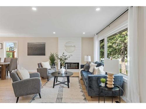 5716 Dalmead Crescent Nw, Calgary, AB - Indoor Photo Showing Living Room