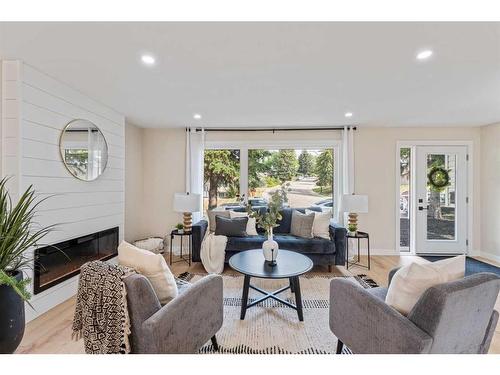 5716 Dalmead Crescent Nw, Calgary, AB - Indoor Photo Showing Living Room