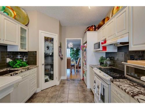 323 Shannon Estates Terrace Sw, Calgary, AB - Indoor Photo Showing Kitchen