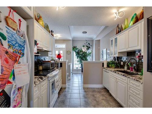 323 Shannon Estates Terrace Sw, Calgary, AB - Indoor Photo Showing Kitchen