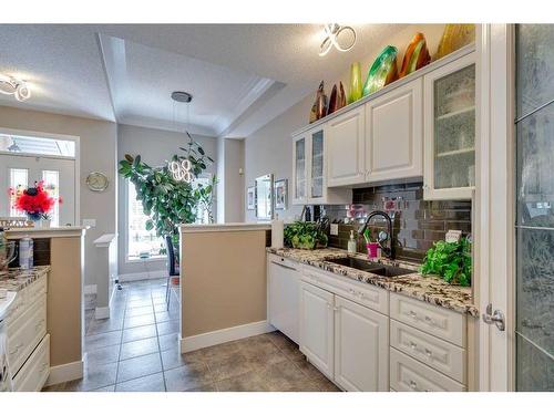 323 Shannon Estates Terrace Sw, Calgary, AB - Indoor Photo Showing Kitchen With Double Sink