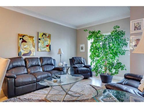 323 Shannon Estates Terrace Sw, Calgary, AB - Indoor Photo Showing Living Room