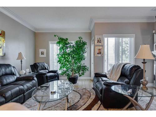 323 Shannon Estates Terrace Sw, Calgary, AB - Indoor Photo Showing Living Room