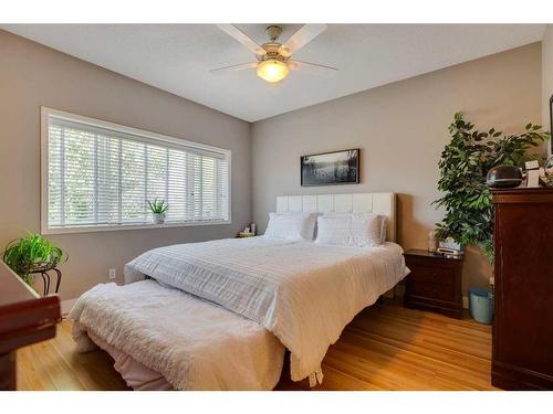 323 Shannon Estates Terrace Sw, Calgary, AB - Indoor Photo Showing Bedroom