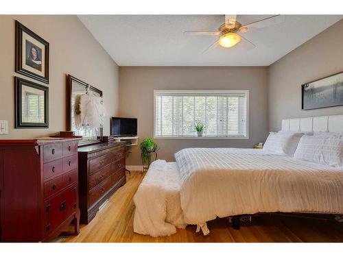 323 Shannon Estates Terrace Sw, Calgary, AB - Indoor Photo Showing Bedroom