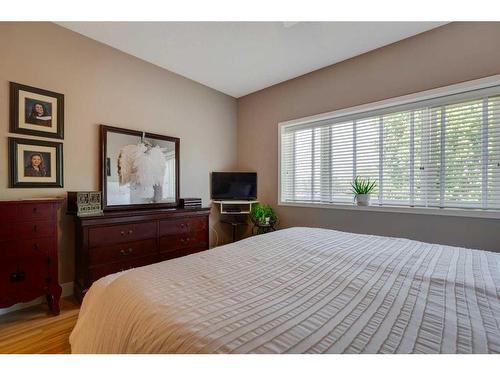 323 Shannon Estates Terrace Sw, Calgary, AB - Indoor Photo Showing Bedroom