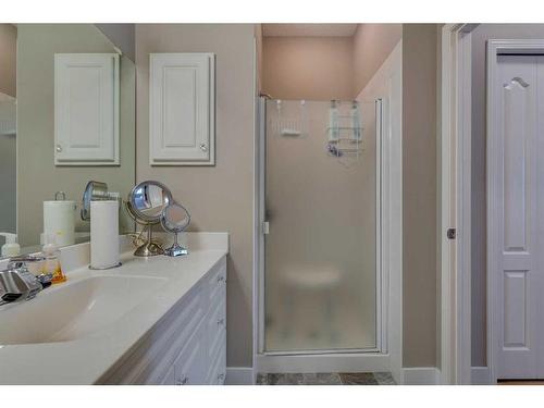 323 Shannon Estates Terrace Sw, Calgary, AB - Indoor Photo Showing Bathroom