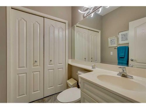 323 Shannon Estates Terrace Sw, Calgary, AB - Indoor Photo Showing Bathroom