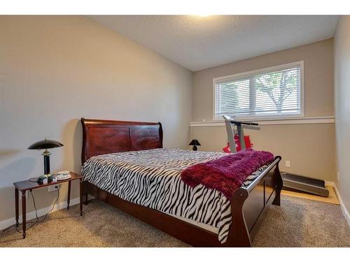 323 Shannon Estates Terrace Sw, Calgary, AB - Indoor Photo Showing Bedroom