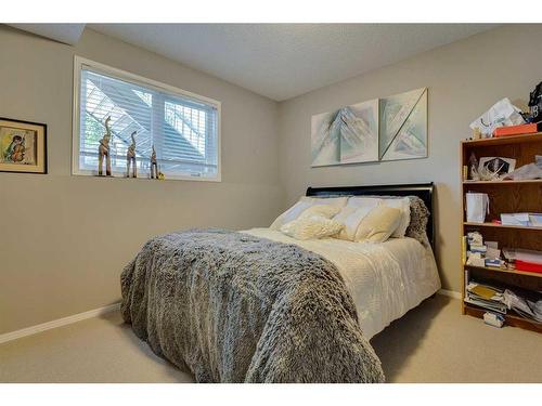 323 Shannon Estates Terrace Sw, Calgary, AB - Indoor Photo Showing Bedroom