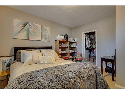 323 Shannon Estates Terrace Sw, Calgary, AB - Indoor Photo Showing Bedroom