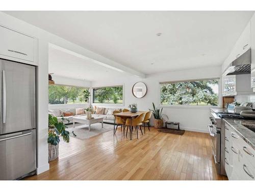 43 Hillgrove Crescent Sw, Calgary, AB - Indoor Photo Showing Kitchen