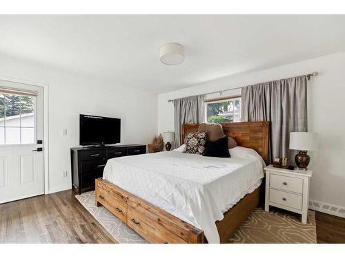 43 Hillgrove Crescent Sw, Calgary, AB - Indoor Photo Showing Bedroom