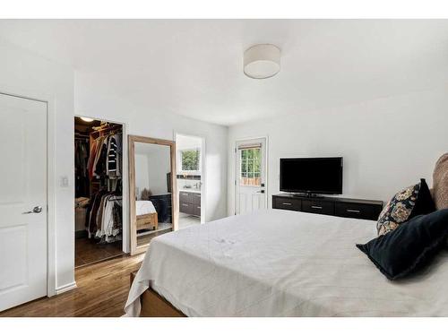 43 Hillgrove Crescent Sw, Calgary, AB - Indoor Photo Showing Bedroom