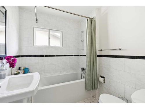 43 Hillgrove Crescent Sw, Calgary, AB - Indoor Photo Showing Bathroom