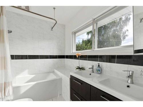 43 Hillgrove Crescent Sw, Calgary, AB - Indoor Photo Showing Bathroom