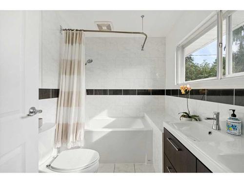 43 Hillgrove Crescent Sw, Calgary, AB - Indoor Photo Showing Bathroom