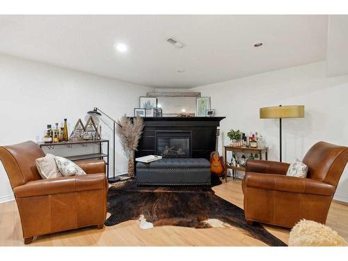 43 Hillgrove Crescent Sw, Calgary, AB - Indoor Photo Showing Living Room