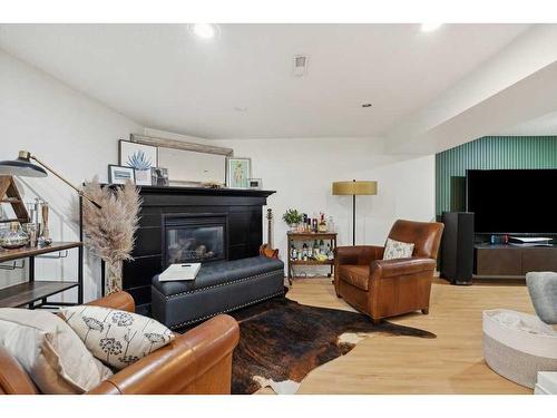 43 Hillgrove Crescent Sw, Calgary, AB - Indoor Photo Showing Living Room