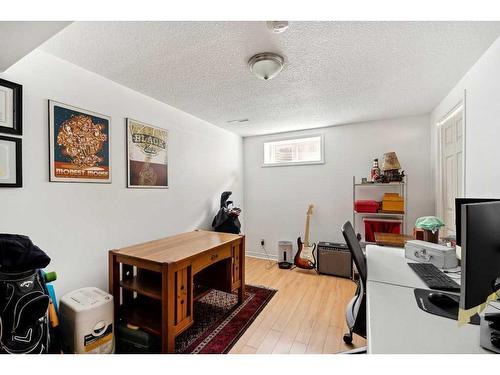 43 Hillgrove Crescent Sw, Calgary, AB - Indoor Photo Showing Other Room