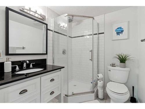 43 Hillgrove Crescent Sw, Calgary, AB - Indoor Photo Showing Bathroom